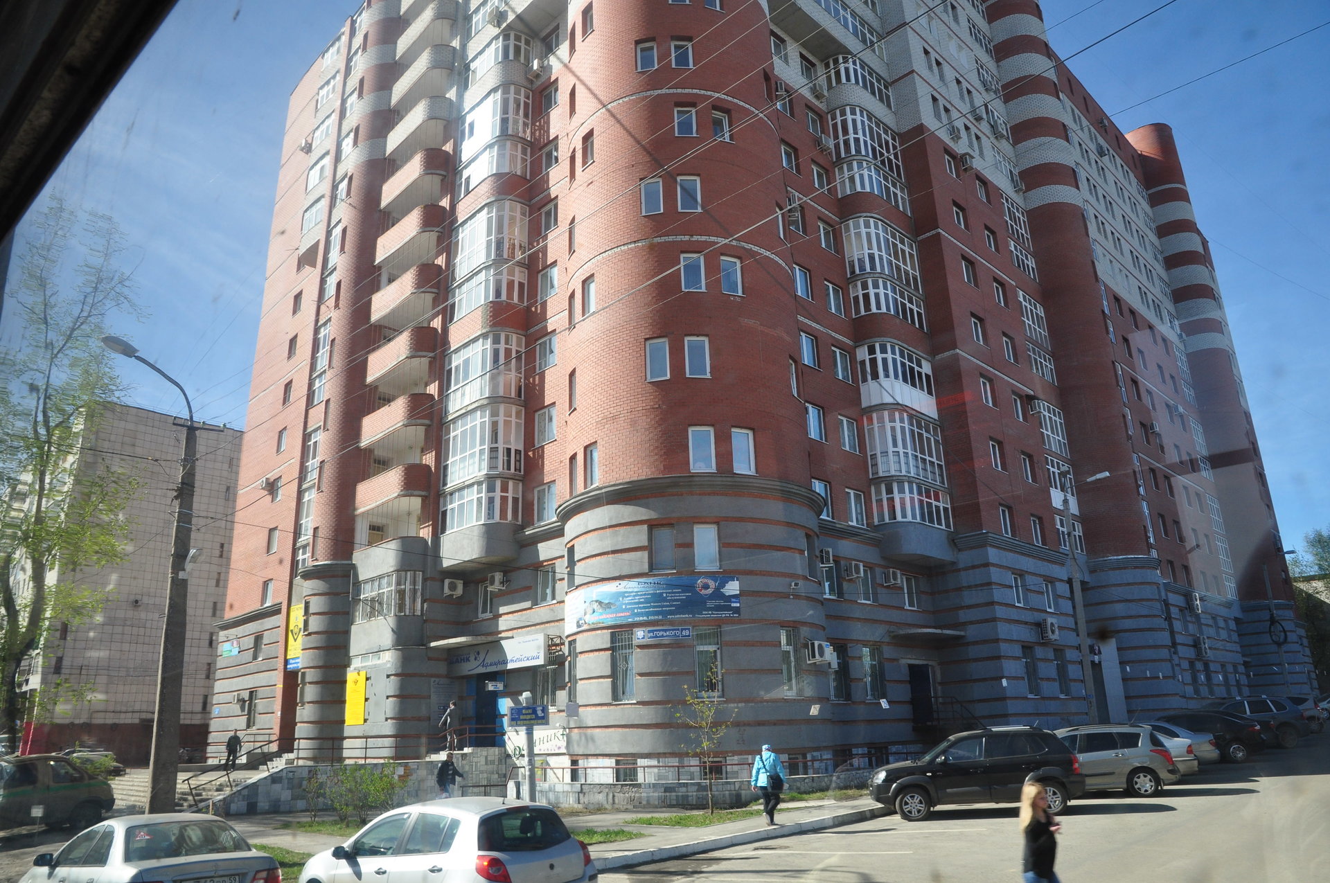 современная многоэтажка
